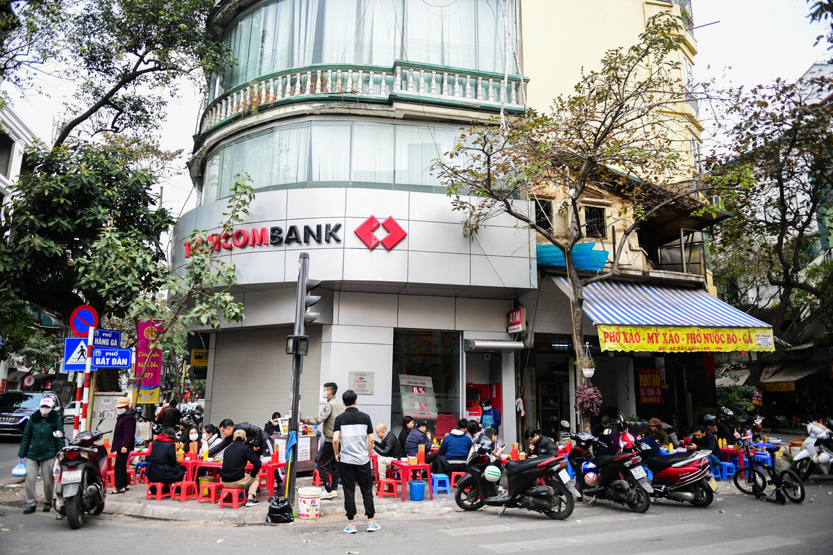 Một tiệm phở bò trên phố Bát Đàn cũng kê bàn ghế ra vỉa hè để đón khách. Chủ quán treo biển 40.000 đồng/bát.