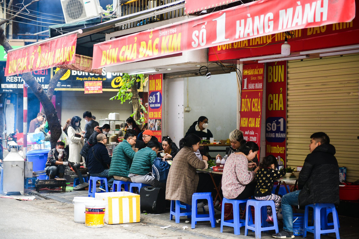 12h, quán bún chả trên phố Hàng Mành cũng nghi ngút khói khi khách tới ăn liên tục. Một suất bún chả ngày Tết có giá 50.000-70.000 đồng.
