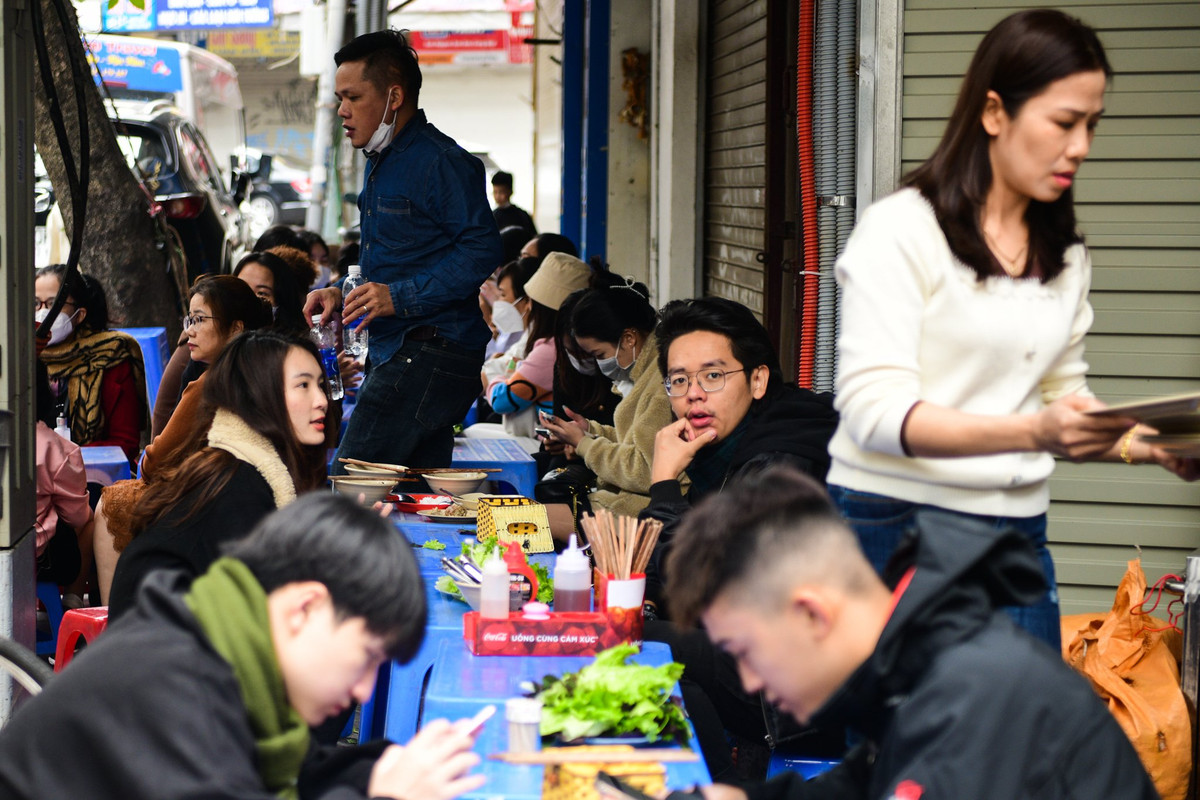 Bún chả cũng là món ăn được nhiều người lựa chọn sau những ngày ăn cơm Tết. Chủ quán chia sẻ những ngày này khách thường dậy muộn nên buổi sáng thưa vắng, đông đúc nhất là vào tầm trưa.