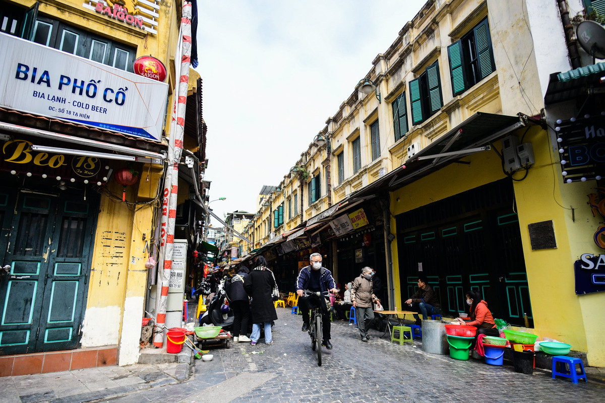 Tại phố Tạ Hiện một vài hàng bún ốc, bún riêu dọn hàng ra bán trước cửa các quán bar, pub đang ngừng hoạt động.