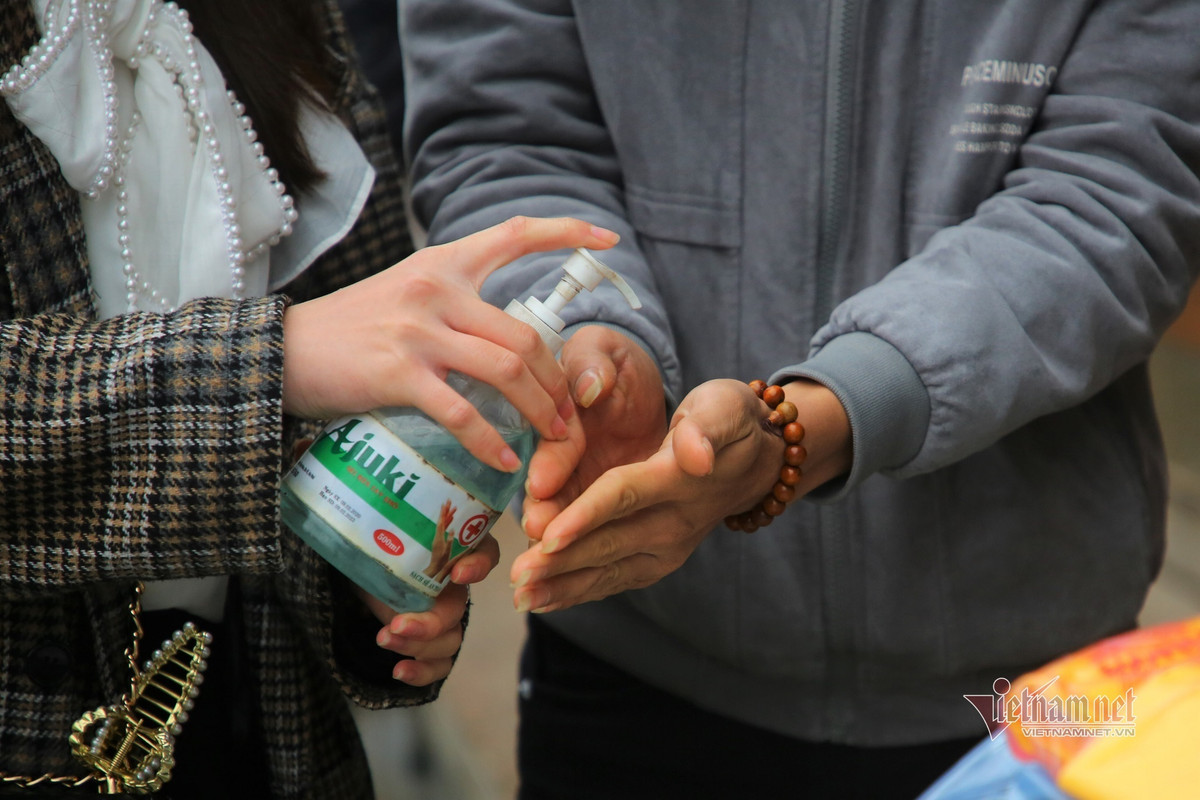 Dòng người đội mưa trẩy hội chùa Hương ảnh 6