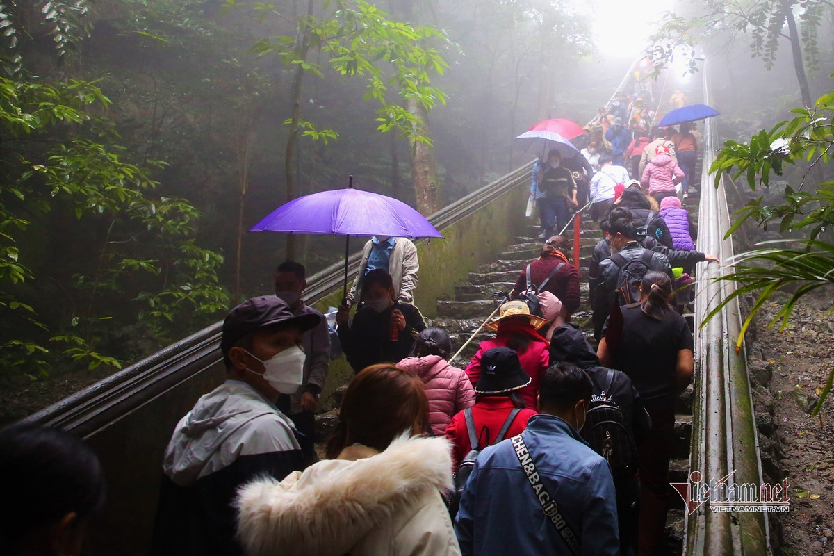 Dòng người đội mưa trẩy hội chùa Hương ảnh 12