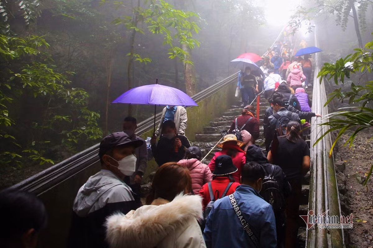 Dòng người đội mưa trẩy hội chùa Hương ảnh 12