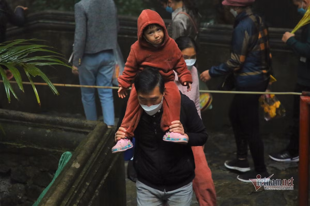 Dòng người đội mưa trẩy hội chùa Hương ảnh 13