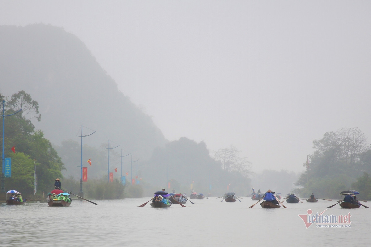 Dòng người đội mưa trẩy hội chùa Hương ảnh 3