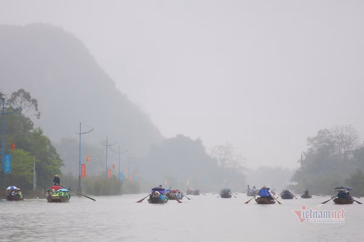 Dòng người đội mưa trẩy hội chùa Hương ảnh 3