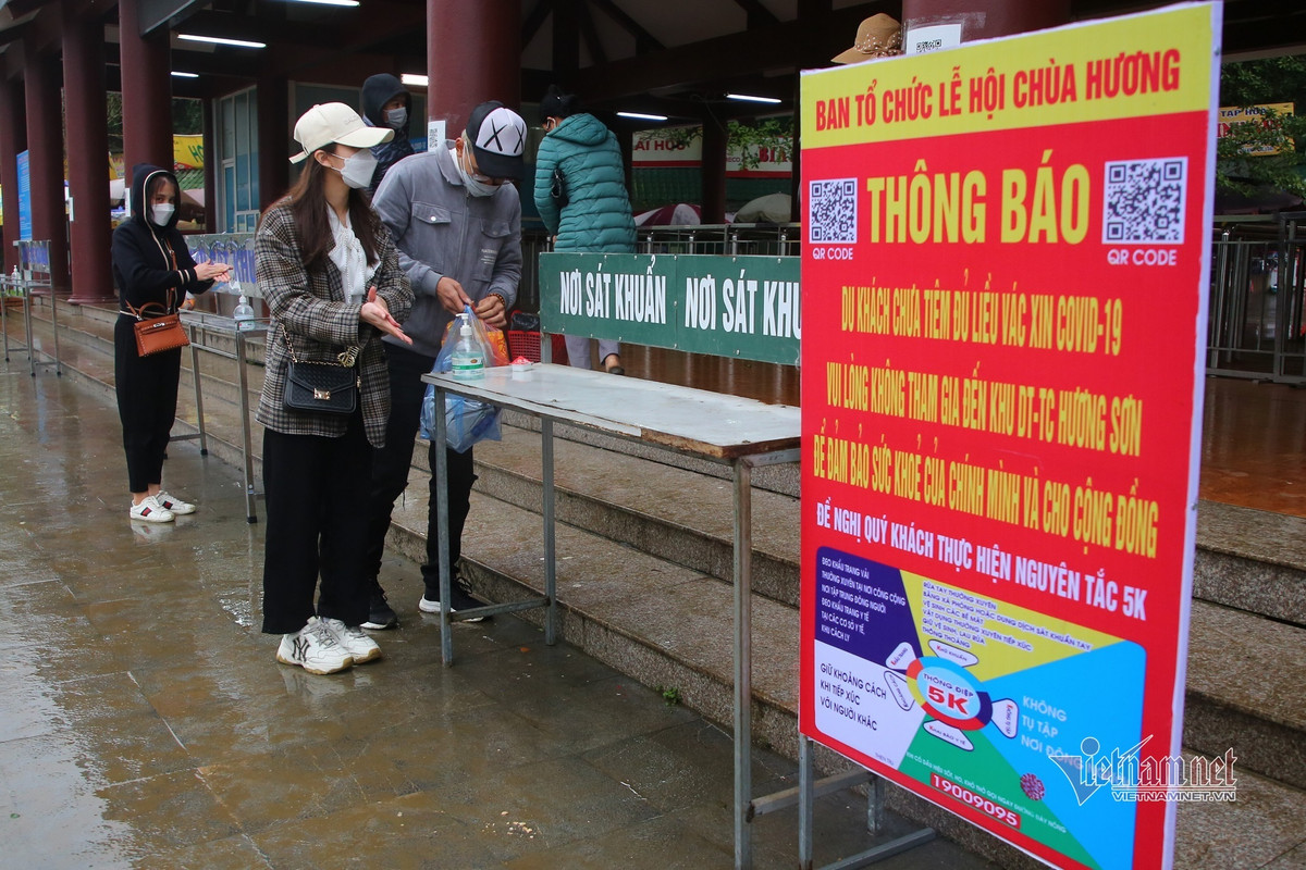 Dòng người đội mưa trẩy hội chùa Hương ảnh 7