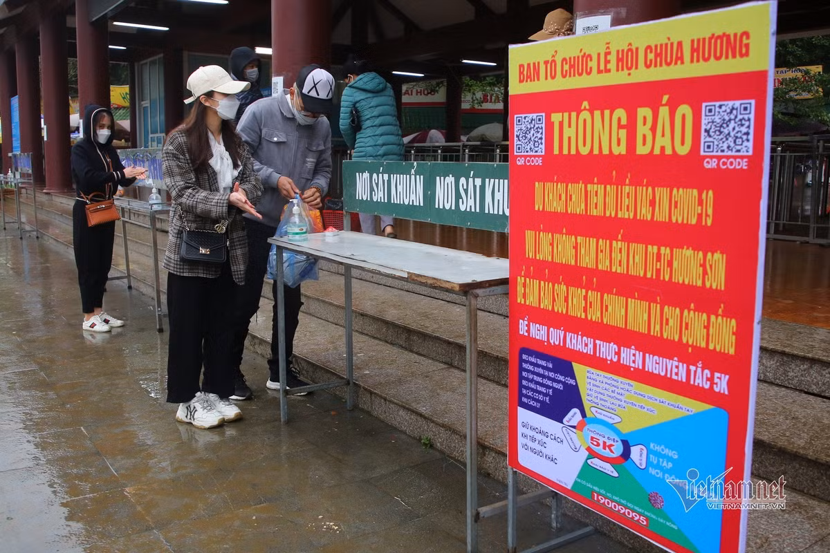 Dòng người đội mưa trẩy hội chùa Hương ảnh 7