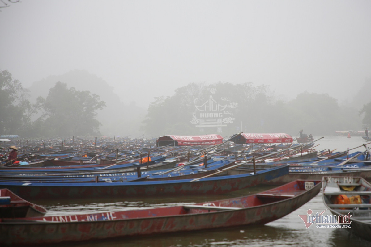Dòng người đội mưa trẩy hội chùa Hương ảnh 2