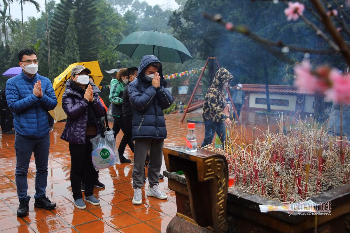 Dòng người đội mưa trẩy hội chùa Hương ảnh 10