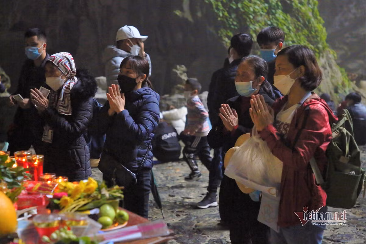 Dòng người đội mưa trẩy hội chùa Hương ảnh 15