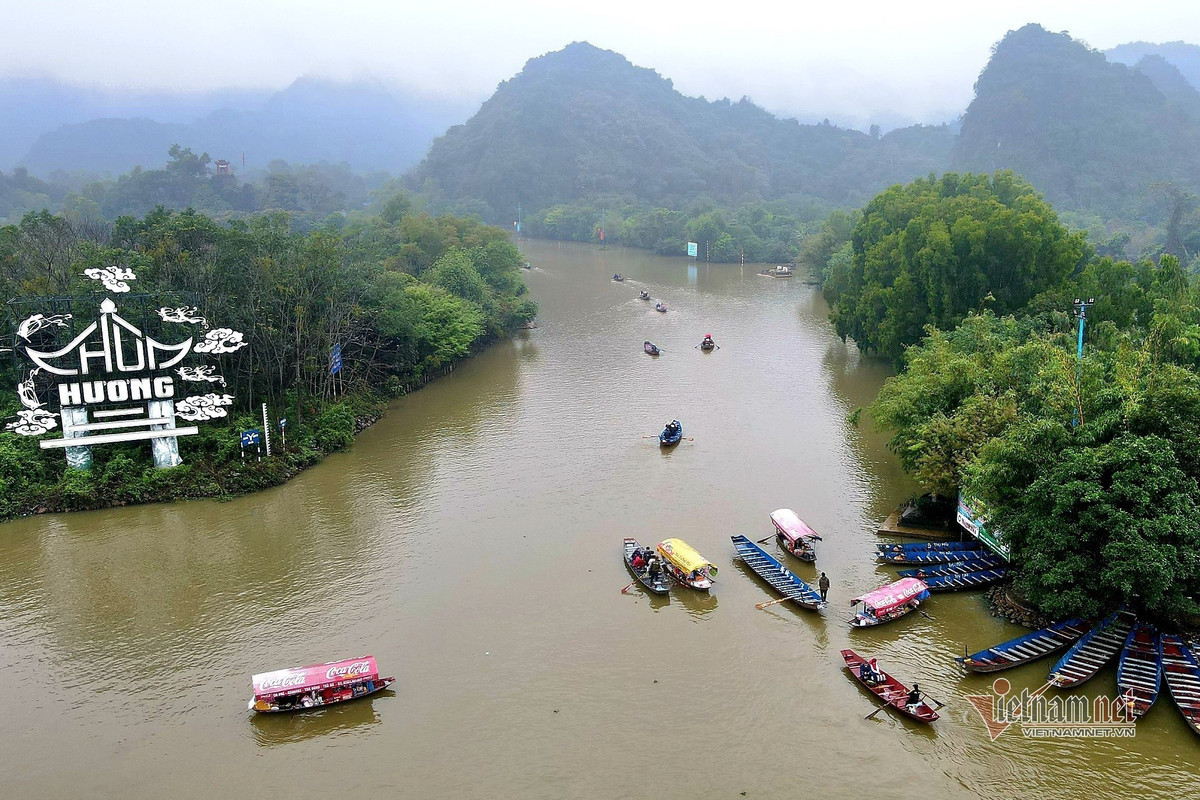 Dòng người đội mưa trẩy hội chùa Hương ảnh 1