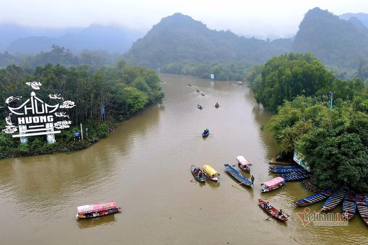 Dòng người đội mưa trẩy hội chùa Hương ảnh 1