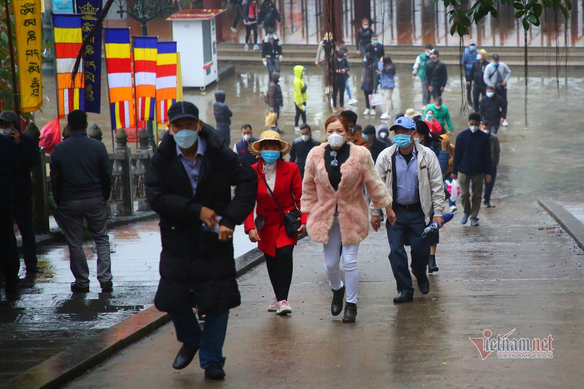 Dòng người đội mưa trẩy hội chùa Hương ảnh 8