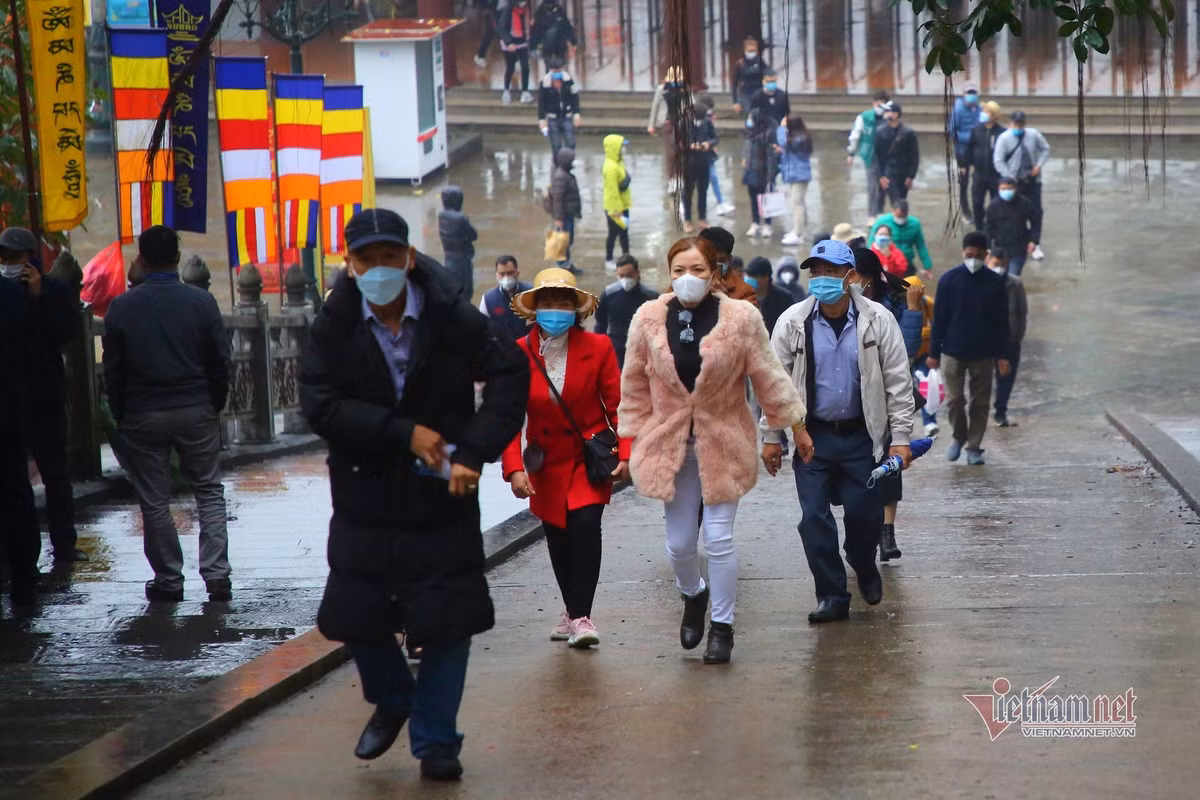 Dòng người đội mưa trẩy hội chùa Hương ảnh 8