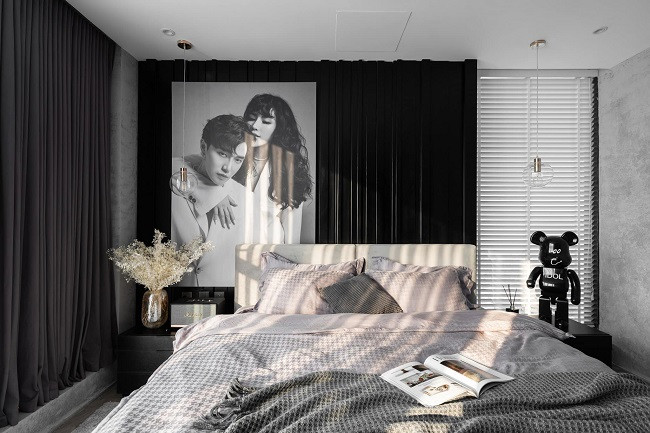 Phòng ngủ master và phòng khách là hai khu vực được sử dụng nhiều nhất. Gia chủ là người thích tụ tập bạn bè ngày cuối tuần, nên sử dụng bức tường lớn làm điểm nhấn phòng khách với hệ giá kệ để rượu có gắn đèn.