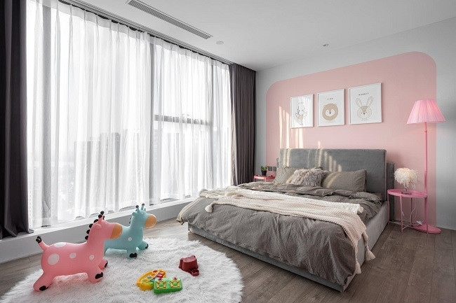 Phòng ngủ của con gái có tone màu khác biệt hẳn với tổng thể của căn hộ. (Ảnh: Công Lee)