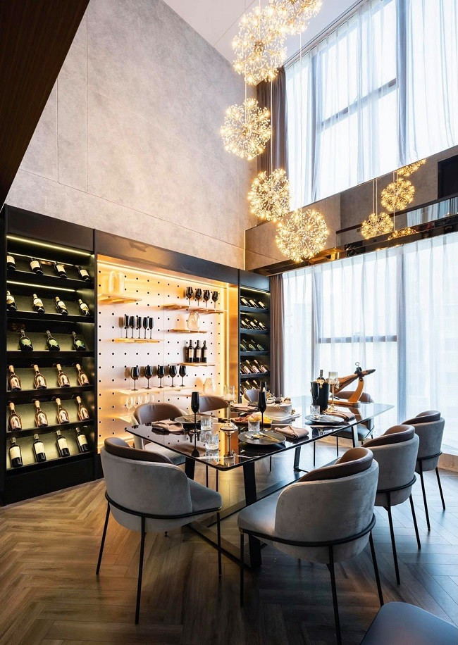 Là một người trẻ và làm trong lĩnh vực thời trang, gia chủ cho biết anh mong muốn căn nhà của mình là nơi thể hiện cá tính với thiết kế ấn tượng, tinh tế, đơn giản nhưng không kém phần hiện đại. (Ảnh: Công Lee)