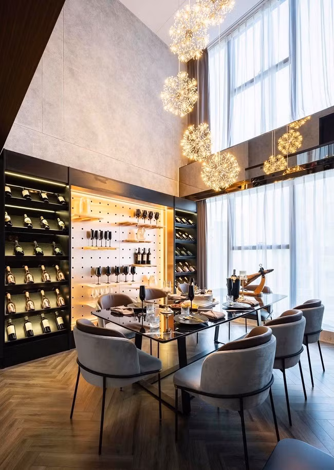 Là một người trẻ và làm trong lĩnh vực thời trang, gia chủ cho biết anh mong muốn căn nhà của mình là nơi thể hiện cá tính với thiết kế ấn tượng, tinh tế, đơn giản nhưng không kém phần hiện đại. (Ảnh: Công Lee)