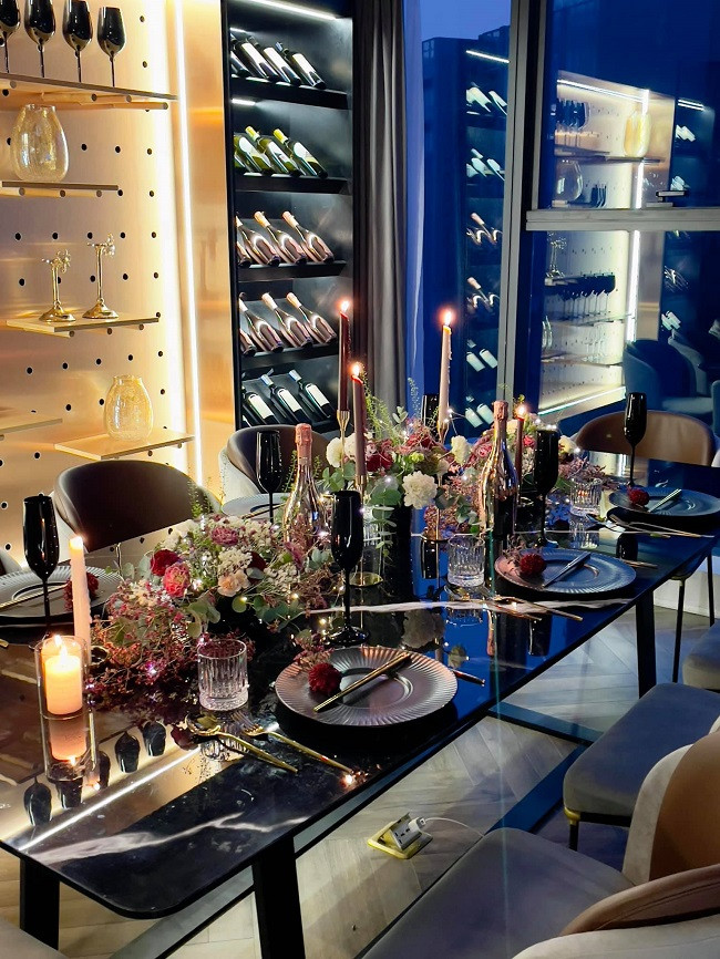 Vật liệu xây dựng theo xu hướng mới và đề cao công năng. Trong căn hộ cũng có nhiều góc bày bộ sưu tập decor mà gia chủ tự sưu tầm được.