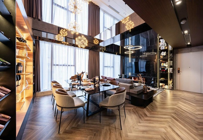 Căn hộ có diện tích 240m2 tại một khu đô thị cao cấp ở Hà Nội. Theo anh Công Lee – chủ căn hộ cho biết, căn hộ này anh đã mất thời gian hơn 1 năm để hoàn thiện và tự tay chọn lựa từng món đồ trang trí, nội thất trong nhà.