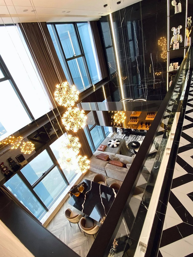 Gia nhập trào lưu người Việt trẻ mua nhà “khủng” trước tuổi 30, anh Công Lee (30 tuổi, Hà Nội) chia sẻ hình ảnh căn duplex là món quà sinh nhật tự tặng bản thân vào ngày sinh nhật tuổi 30. Căn hộ nhanh chóng trở thành tâm điểm của hội “nghiện nhà” bởi thiết kế ấn tượng, nội thất vô cùng sang trọng.