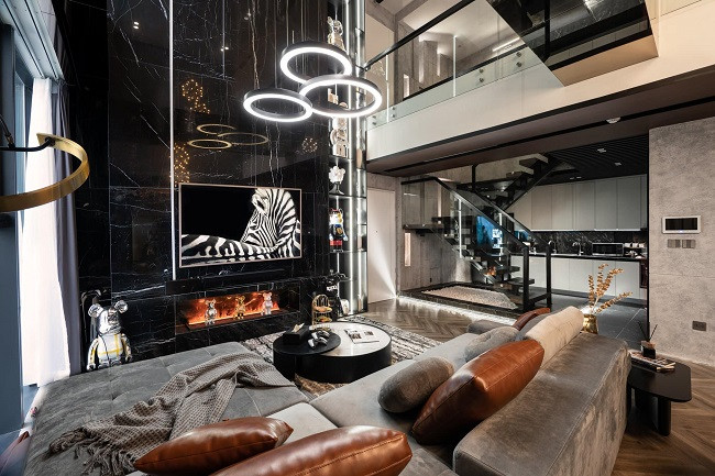 Tầng 1 là không gian sinh hoạt chung, phòng khách rộng với cửa kính lớn và bộ sofa ấn tượng ở trung tâm căn phòng. (Ảnh: Công Lee)