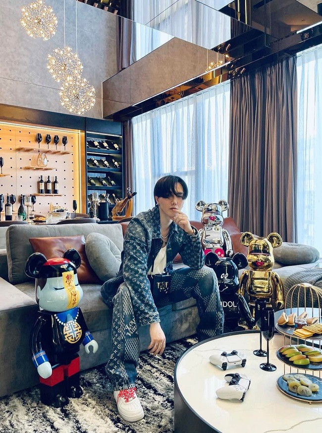 Đặc biệt phải kể đến bộ sưu tập gấu Bearbrick khoảng hơn 10 con. Mỗi một con đều được chọn lựa kỹ càng để phù hợp với những góc art trong nhà. Giá trị của món đồ trưng bày này khoảng 100 triệu/món. Trong số đó, có 1 con anh Công Lee cất công tìm khá là lâu và cũng khá hiếm. Đây cũng là chú gấu Bearbrick đắt nhất vì nó sản xuất đã lâu nên giá bị đội lên khá cao khoảng 180 triệu.