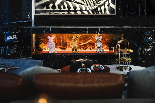 Căn hộ sử dụng tone màu đen chủ đạo với các điểm nhấn màu vàng gold, ghi trắng.