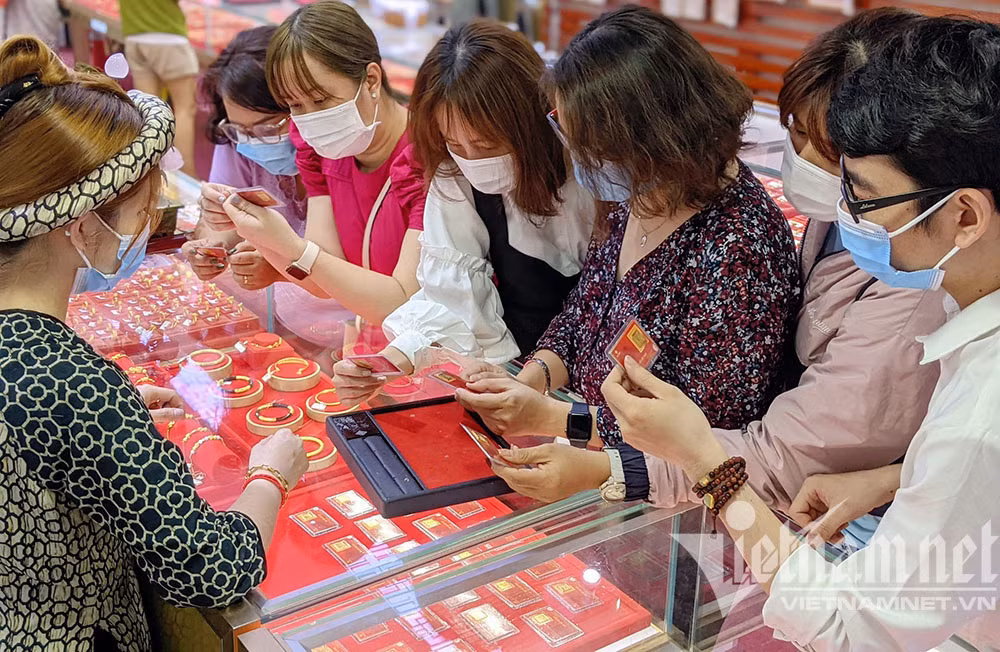 Chọn vàng miếng tích sản, dân chen chân đi mua trước ngày vía Thần Tài ảnh 7