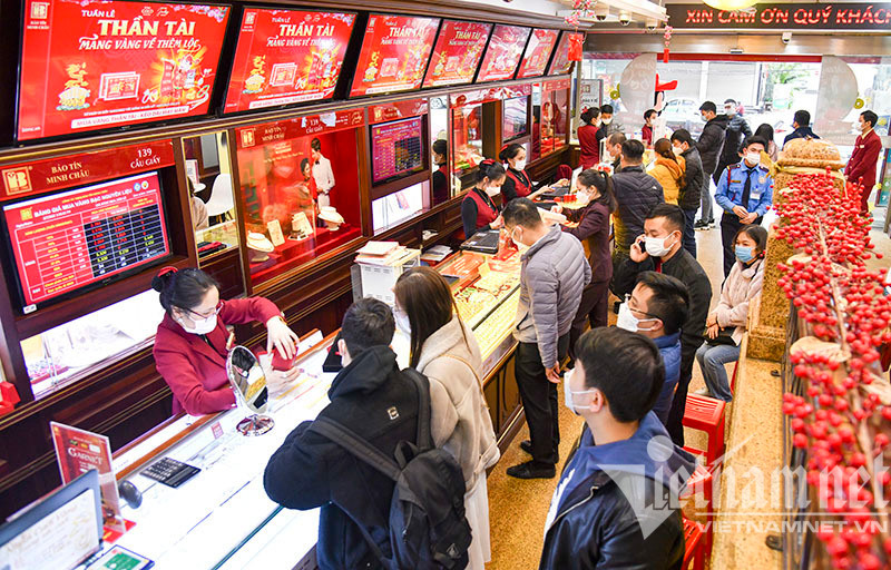 Chon vang mieng tich san, dan chen chan di mua truoc ngay via Than Tai-Hinh-6