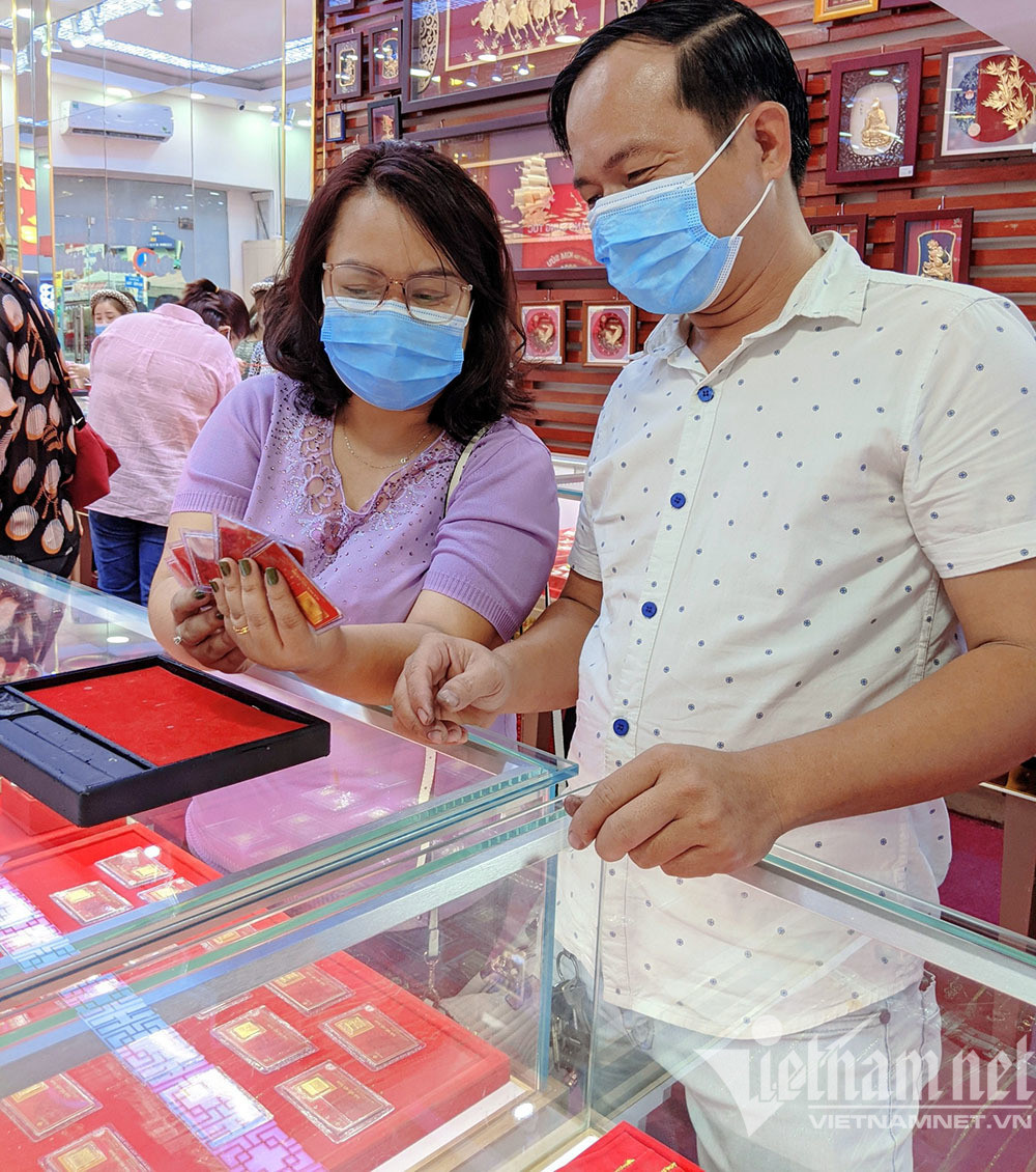 Chọn vàng miếng tích sản, dân chen chân đi mua trước ngày vía Thần Tài ảnh 1