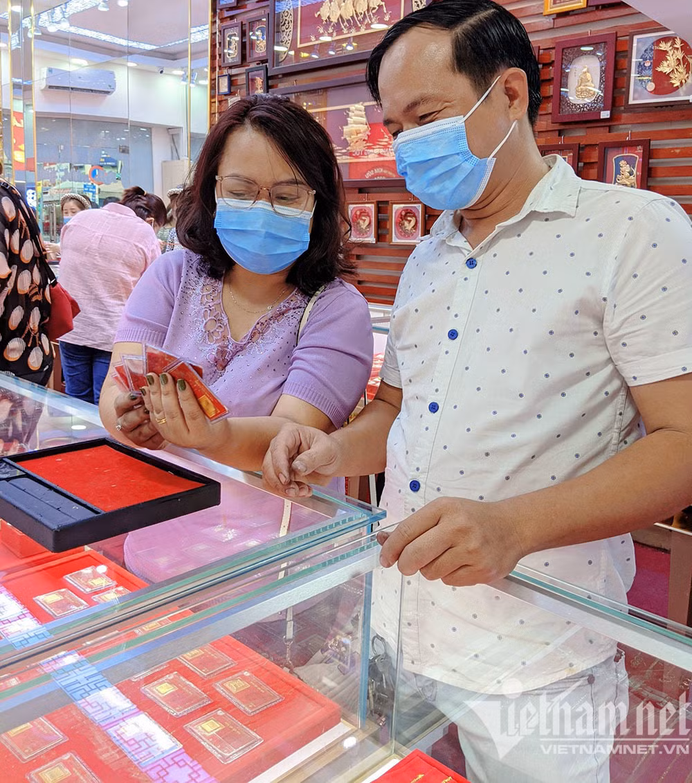 Chọn vàng miếng tích sản, dân chen chân đi mua trước ngày vía Thần Tài ảnh 1