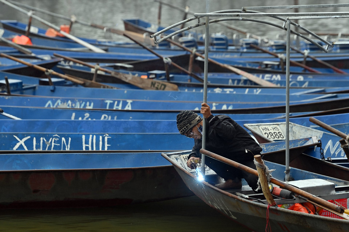 Một số con thuyền được các hộ dân kinh doanh hàn thêm phần mái che để phục vụ du khách trong những ngày thời tiết có mưa.