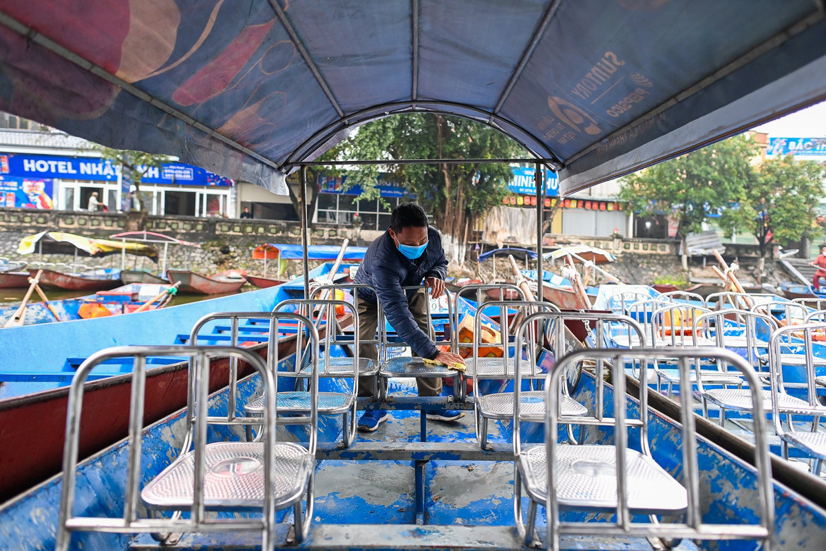 Khi biết tin chùa Hương được đón khách du lịch, ông Thành (huyện Mỹ Đức) đã dậy từ sáng sớm để hạ thuỷ thuyền xuống suối Yến. "Sáng nay nhà tôi có chuyến chở khách đầu tiên của năm mới nên tâm trạng rất phấn khởi, hi vọng năm mới dịch bệnh sẽ qua đi để cuộc sống người dân sớm trở lại bình thường".