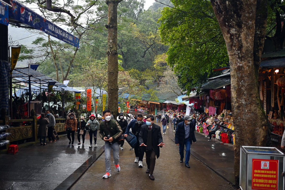 Theo ông Nguyễn Bá Hiển, trưởng Ban Quản lý Khu di tích thắng cảnh Hương Sơn, để đáp ứng nguyện vọng, nhu cầu tham quan của nhân dân, ngay trong ngày 11/2, ban quản lý đã bán khoảng 2.000 vé cho du khách.