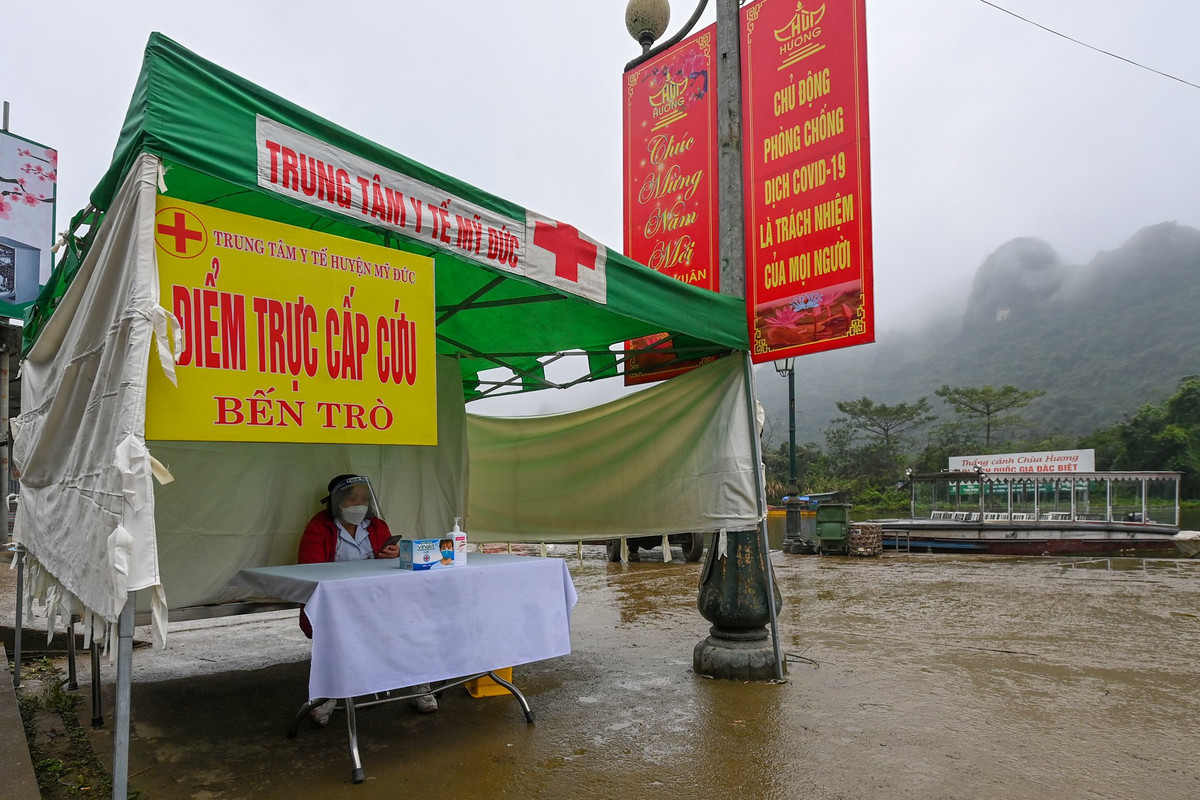 Tại khu vực Bến Trò, một trạm y tế lưu động được dựng lên để xử lý tình huống y tế khẩn cấp cũng như tư vấn hướng dẫn du khách các quy định phòng chống dịch Covid-19.