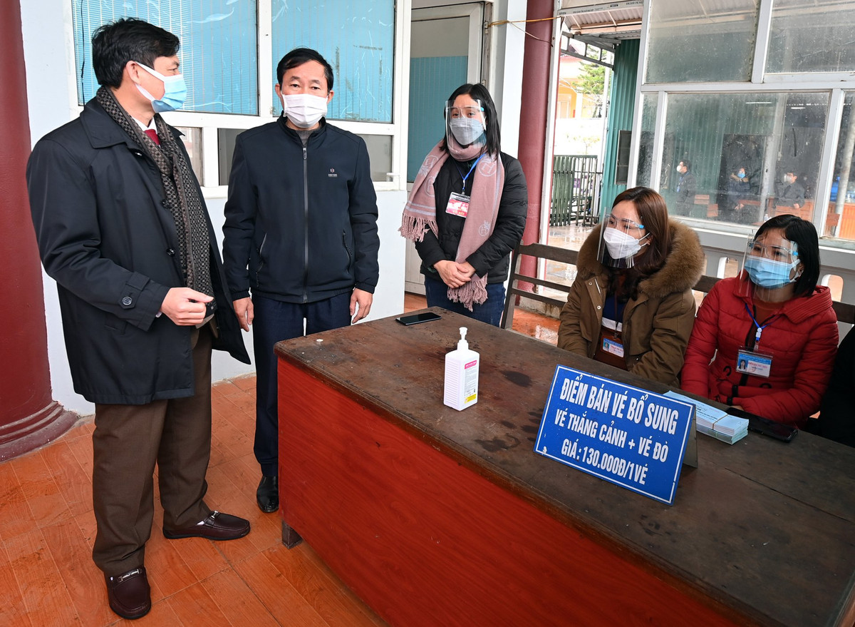 Ông Đặng Văn Cảnh (Phó Chủ tịch UBND huyện Mỹ Đức) cho biết: "Việc mở cửa bán vé để du khách vào tham quan chùa Hương sớm hơn dự kiến bởi vì chúng tôi không muốn bất cứ đoàn khách nào đến với chùa Hương phải ngậm ngùi quay đầu về. Hiện tại, các lực lượng liên quan đang ra quân, kiểm soát công tác vận hành đón khách, nếu có gì bất cập sẽ lập tức rút kinh nghiệm".