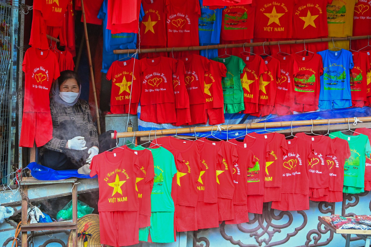 Bà Thúy (tiểu thương bán quần áo tại chùa Hương) chia sẻ: "Tôi thấy rất vui vì lâu lắm rồi mới được chứng kiến cảnh du khách nườm nượp đổ về đây lễ Phật".