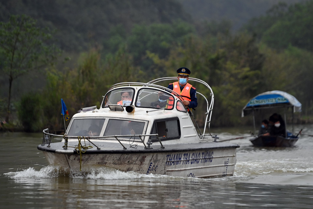 Lực lượng thanh tra giao thông liên tục dùng xuồng tuần tra dọc suối Yến để nhắc nhở các nhà thuyền không chở quá số người quy định cũng như trang bị áo phao cho du khách để đảm bảo an toàn.
