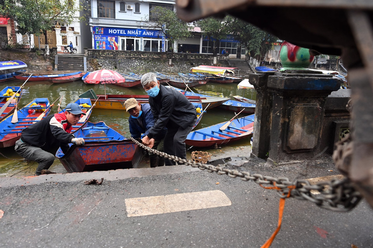 Để chuẩn bị một mùa du xuân đầu năm, ông Viên (người dân xã Mỹ Đức) chia sẻ: "Gia đình tôi có 5 chiếc thuyền, hiện 1 chiếc đã cũ nên tôi quyết định đưa lên bờ để đem đi sơn sửa lại nhằm đảm bảo an toàn phục vụ việc đưa đón du khách đi vãn cảnh chùa Hương".