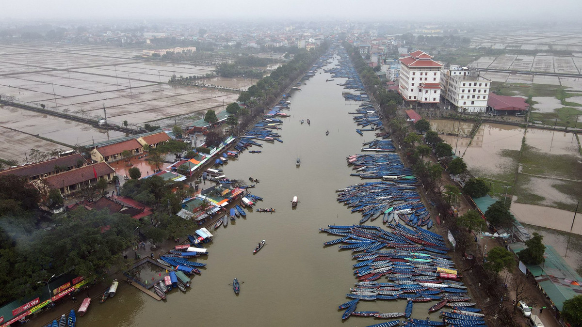 Tại bến Đục, khoảng 6.000 chiếc thuyền đã được người dân hạ thủy từ nhiều ngày nay sẵn sàng phục vụ du khách.