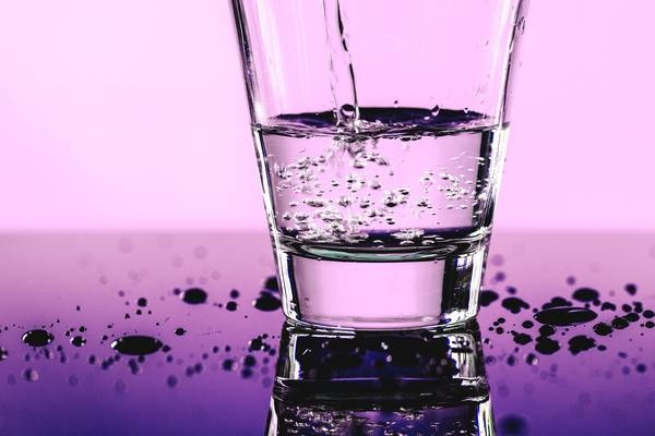  Luôn khát nước: Luôn khát nước, đặc biệt là sau bữa ăn, có thể báo hiệu tiền tiểu đường. Cơ thể của bạn đã bắt đầu làm việc chăm chỉ để loại bỏ glucose dư thừa trong máu, và một trong những cách đó là pha loãng máu và thải đường chưa qua xử lý qua nước tiểu. Để có được lượng nước đó, cơ thể bạn sẽ phải lấy từ các tế bào xung quanh, khiến chúng bị mất nước và bạn thường xuyên khát nước./.