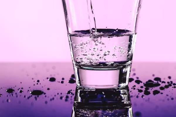  Luôn khát nước: Luôn khát nước, đặc biệt là sau bữa ăn, có thể báo hiệu tiền tiểu đường. Cơ thể của bạn đã bắt đầu làm việc chăm chỉ để loại bỏ glucose dư thừa trong máu, và một trong những cách đó là pha loãng máu và thải đường chưa qua xử lý qua nước tiểu. Để có được lượng nước đó, cơ thể bạn sẽ phải lấy từ các tế bào xung quanh, khiến chúng bị mất nước và bạn thường xuyên khát nước./.