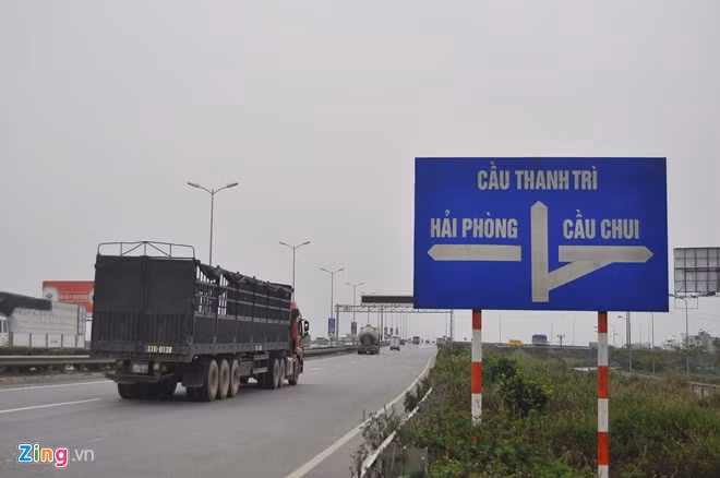 Trên cao tốc Hà Nội - Bắc Giang (quốc lộ 1B), đoạn nối cầu Thanh Trì với QL5, tình trạng lòng đường xuất hiện những rãnh sâu như ruộng bậc thang ngày càng nghiêm trọng. Có đoạn kéo dài nhiều km, ảnh hưởng tới các phương tiện lưu thông.