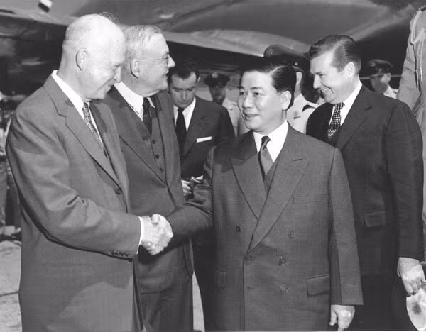 Tổng thống Mỹ Eisenhower tiếp đón Tổng thống Ngô Đình Diệm trong chuyến viếng thăm Hoa Kỳ tháng 5/1957. Ảnh tư liệu.