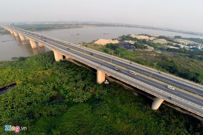 Cầu Thanh Trì dài 3.084 m, tổng chiều dài hơn 12.000 m, rộng 33,10 m với 6 làn xe chạy (4 làn xe cao tốc), tốc độ cho phép 80 km/h.