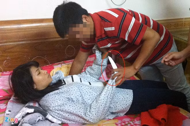 Nghi phạm sát hại anh Đ. được xác định là Phùng Thị Thanh (SN 1996), học sinh lớp 12A1, Trung tâm Giáo dục Thường xuyên huyện Vĩnh Tường. Tại cơ quan công an, nữ sinh này khai nguyên nhân giết Đ. là do anh này nhiều lần hứa cho quà và tiền để "mây mưa" với cô nhưng lại không thực hiện. (Ảnh hung thủ thực nghiệm lại hiện trường).