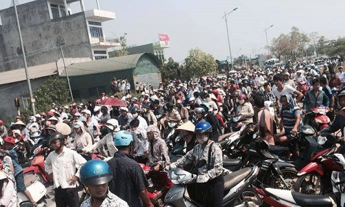 Nhiều người dân đã đi theo cỗ quan tài để theo dõi diễn biến vụ việc.