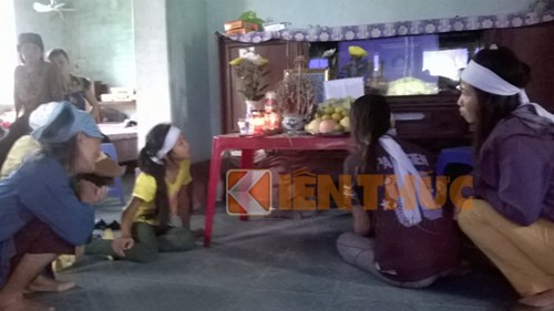 Gia đình anh Sửu khóc ngất bên ban thờ người xấu số.